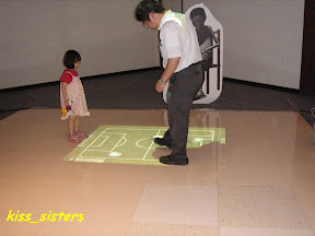 看著地上的球就可以踢了