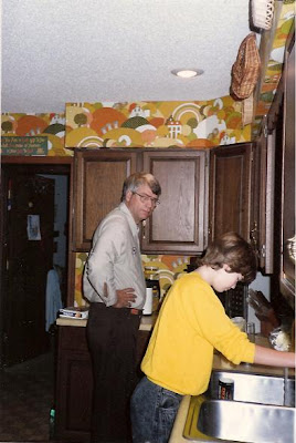 Groovy 1970's wallpaper in Mom's kitchen