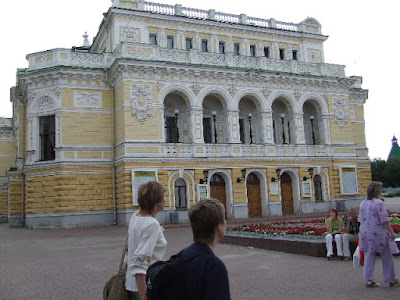 Das Theater in Ekaterinischem Klassizismus - dieser Zuckerbäckerstil wird bis heute in Russlands Architektur gern nachempfunden.