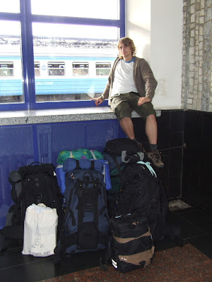 Während Regina, Christian und Oliver noch schnell Proviant beschafften, wartete ich mit Johannes und dem Gepäck in der Bahnhofshalle.