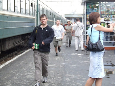Proviantkauf auf dem Bahnsteig in Jekaterinburg - Oliver mit Verpflegung im Arm.