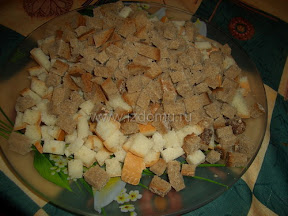 нарезанные кубики хлеба