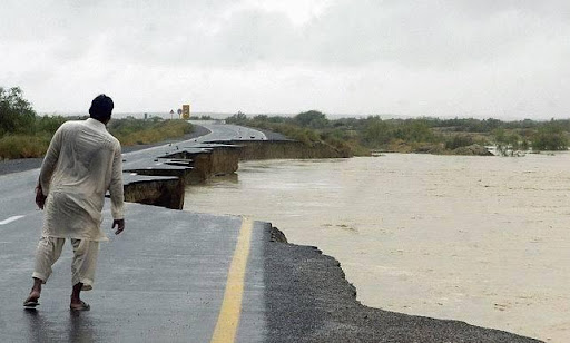 Carretera destrozada por las lluvias Carretera destrozada por las lluvias