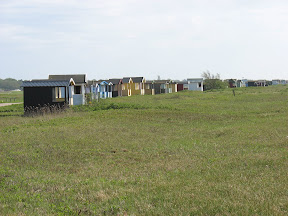 Strandhuisjes achter de duinen