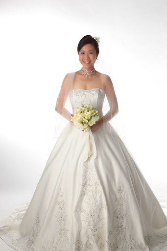 Asian_model_with_bridal_gown