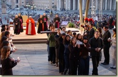 Ho103_Papa_Benedetto_XVI_Giovani_Piazza_S_Pietro_Croce_GMG