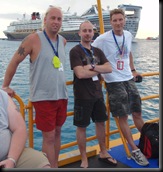 Da esquerda para a direita: Richie, eu e o Dale, num tender boat a regressar para o Holiday. Ao fundo estão dois gigantescos navios, um da Disney e outro da Norwegian Cruise Lines.
