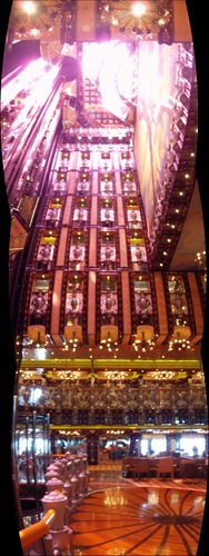 O Lobby do Legend. Três fotos panorâmicas em frente aos seus três elevadores panorâmicos, como quem olha para o tecto e vê a luz do sol no topo. 