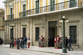 Präsidentenpalast mit bunt gekleideter Ehrenwache an der Plaza Murillo