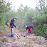 Karim i Dani netejant la sendera