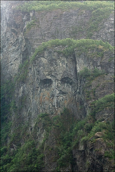 лицо в скале