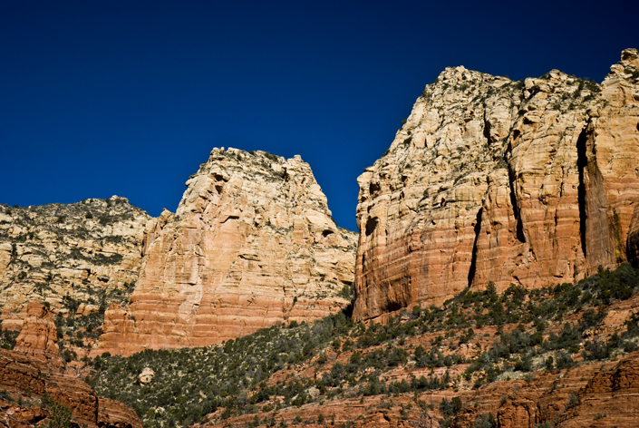 DSC_0088 red rocks and white dolomite buttes sedona en az.jpg