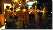 soldadosdesnudos - Soldados desnudos se orinaron entre ellos en un bar