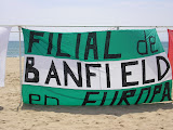 El trapo de la filial europea en la playa de Cambrils durante el torneo de fútbol.