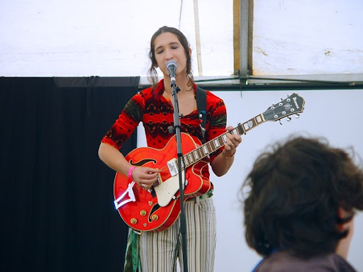 Yi-performing