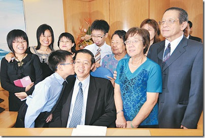 penang chief minister lim guan eng family photo