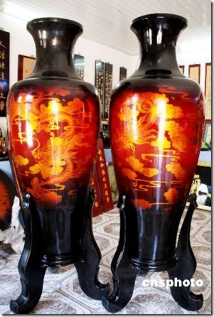 China's tallest pair of solid-lacquer vases debuted in Jiangxi