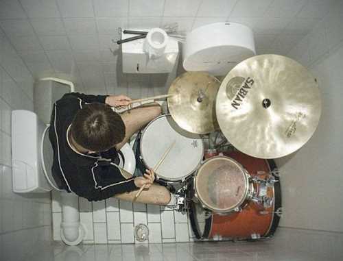 Toilet Drummer