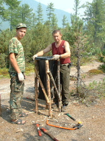 ...wir bauten ein Gestell zum Einhängen von Müllsäcken. Dieser stand direkt am Trail in der Höhe unserer Campsite.