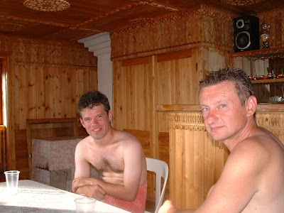 Oliver und Ich im Relax-Raum der Sauna - Bald kommt der Vertreter für Baikal-Duftöle.