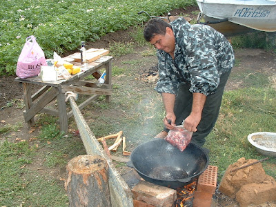 Kasim bereitet den Plow traditionell usbekisch auf offenem Feuer zu.