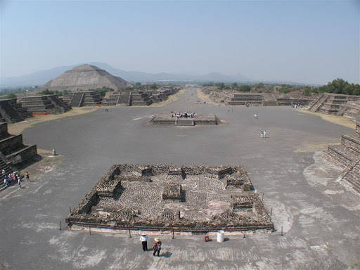 Viale dei Morti e Piramide del Sole