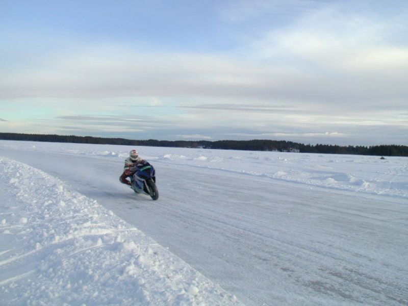 [a_motorcycle_on_icemotoled_02.jpg]