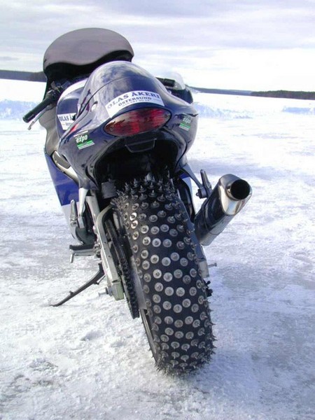 [a_motorcycle_on_icemotoled_05.jpg]