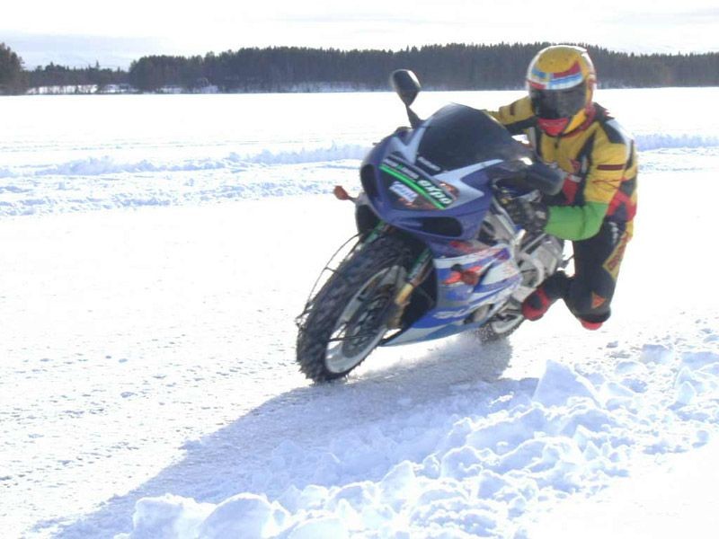 [a_motorcycle_on_icemotoled_09.jpg]