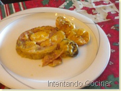 Pollo relleno de fiambre, huevo y queso con pasas, orejones y salsa