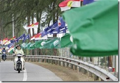 Picture showing Barisna Nasional and Opposition flags