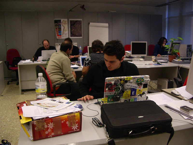 Iván y su portatil pegatinero