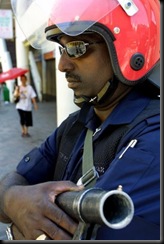umNO_Pg_creating_trouble03_police