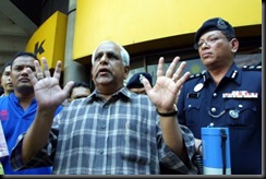 umNO_Pg_creating_trouble08_police
