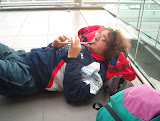 ...ma qualcuno ci darà qualche spicciolo per colazione...? (Aeroporto di Dublino, estate 2005)