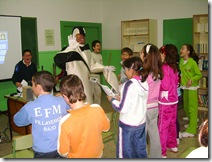 Alumnos del Colegio 'Virgen del Carmen', con el Pingüino Bartolino