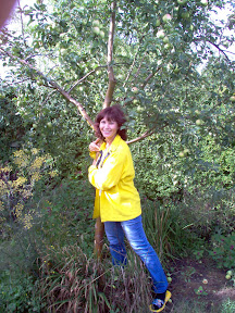 Ludmilla try to pull out the apple tree