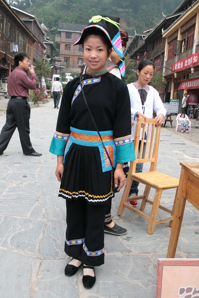 侗女
