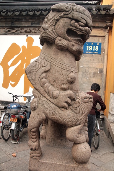 报恩寺门口的母狮