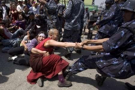 Riot police try to detain a Tibetan activist outside the Chinese embassy in KATHMANDU March 29, 2008. REUTERS/Adrees Latif (NEPAL)