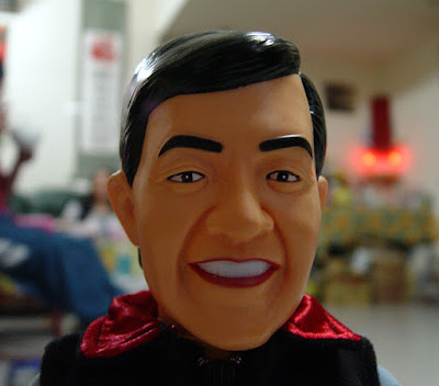 [Kuso]夜市買來的馬英囧…今天應該也會笑得很開心！ - 阿祥的網路筆記本