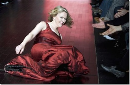 Catherine O'Hara Tumbles On Runway During Toronto Fashion Week picture