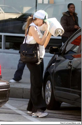 Cash Warren's unmarried pregnant girlfriend Jessica Alba was seen leaving a 