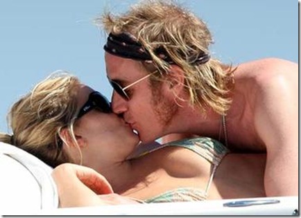 Sienna Miller and Rhys Ifans kiss picture